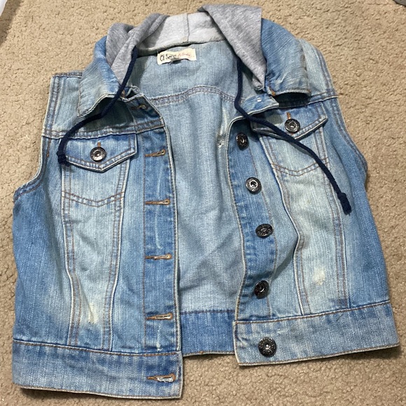 Sleeveless jean jacket with hood, worn a few time but in great condition - Picture 3 of 4
